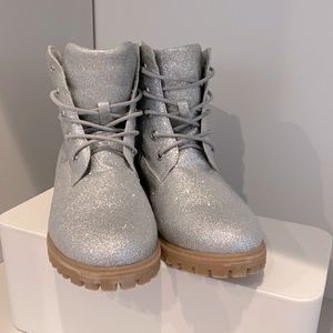 Girls silver glitter boots